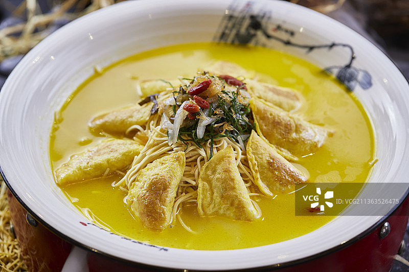 浓汤大烫干丝配虾肉蛋饺图片素材