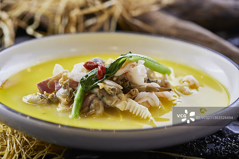 浓汤海味腌笃鲜（咸肉 春笋 蛏子 虾仁）图片素材