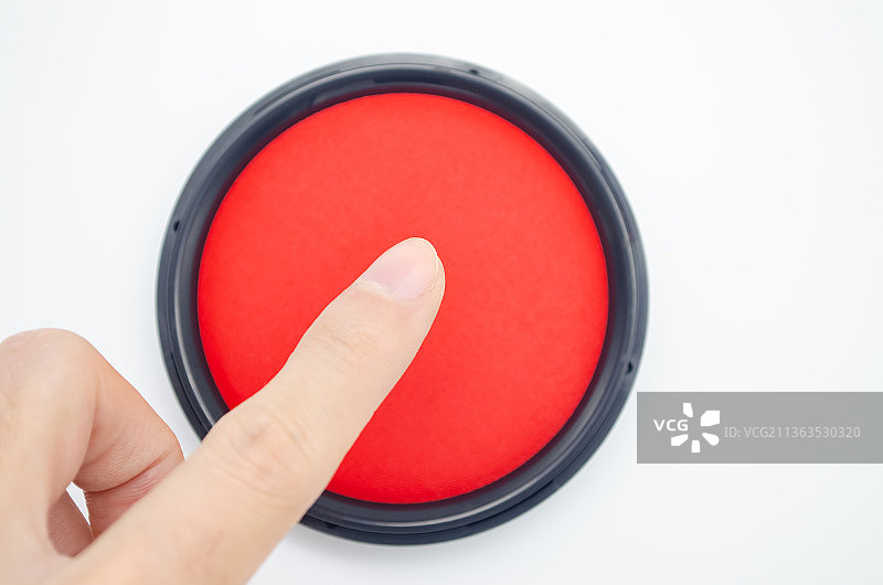 中国山东室内影棚拍摄正在按压油泥画押的手指和一纸合同图片素材