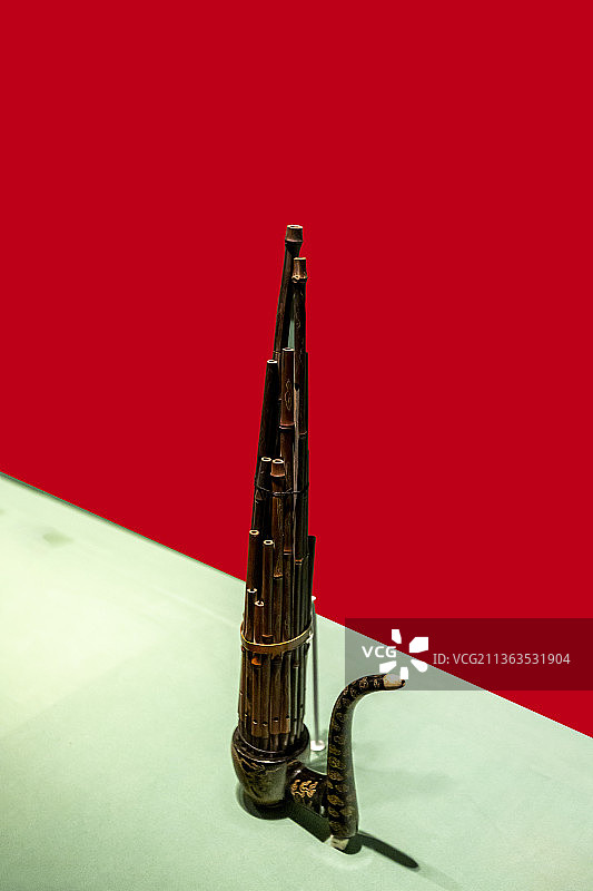 北京故宫敦煌特展：木黑漆描金双龙戏珠纹斗笙（清，故宫博物院藏）图片素材