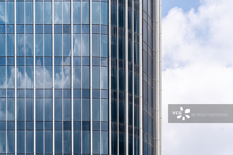 现代摩天大楼的玻璃幕墙图片素材