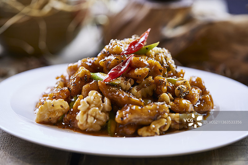 糖醋里脊烩芦笋桃仁（桃园三结义）图片素材