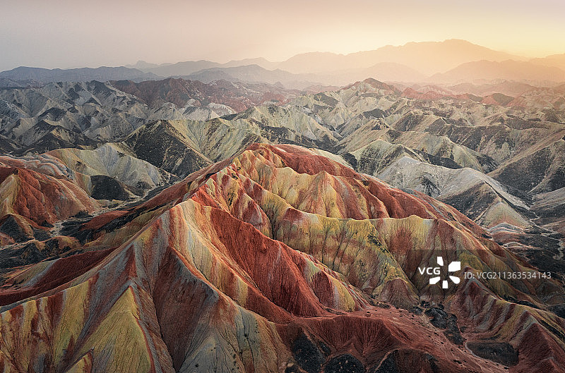 日落下的张掖七彩丹霞，张掖丹霞，日落，夕阳，丹霞，丹霞地貌，纹理，沟壑，地质学，多彩的，航拍视角图片素材