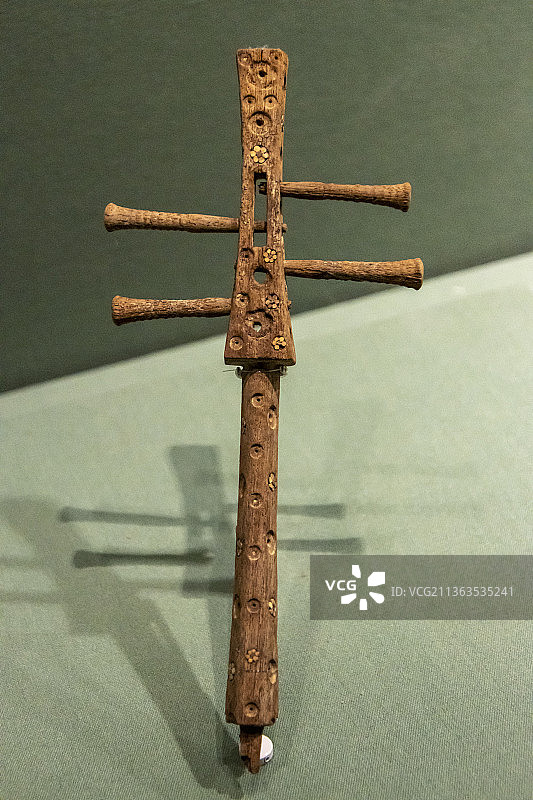 北京故宫敦煌特展：阮咸琵琶残件（唐，武威市博物馆藏，这是迄今为止国内发现的唯一一件阮咸琵琶）图片素材