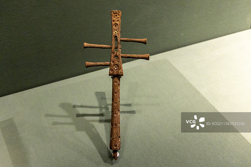 北京故宫敦煌特展：阮咸琵琶残件（唐，武威市博物馆藏，这是迄今为止国内发现的唯一一件阮咸琵琶）图片素材