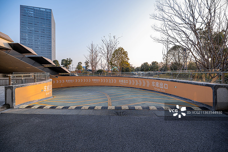 金华城市之光广场地下车库弯曲的出口匝道图片素材