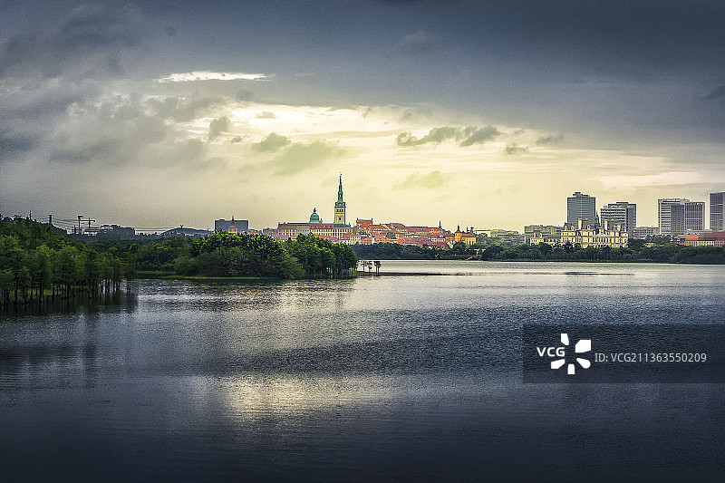 阳光冲破云层的松山湖图片素材