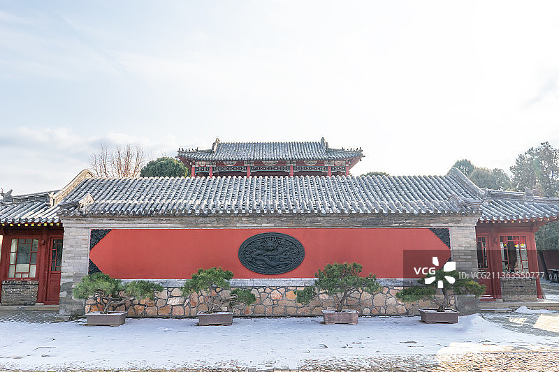 中国山东泰安著名景点泰山风景区岱庙行宫里的影壁上的盘龙浮雕图片素材