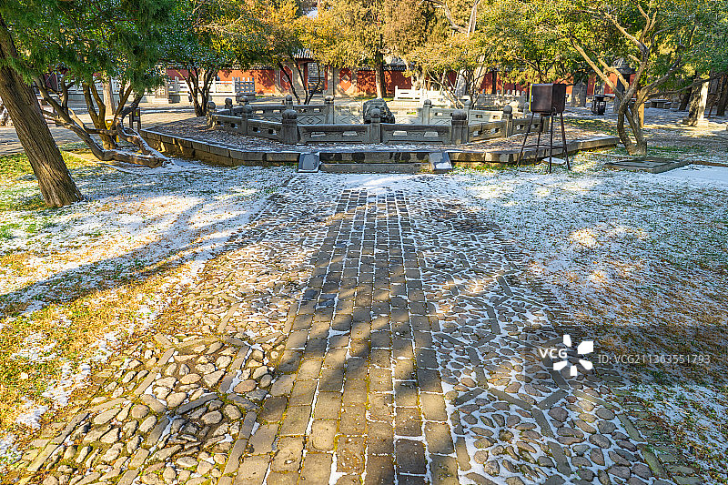 中国山东省泰安市泰山区泰山风景区著名景点岱庙行宫里的鱼池图片素材