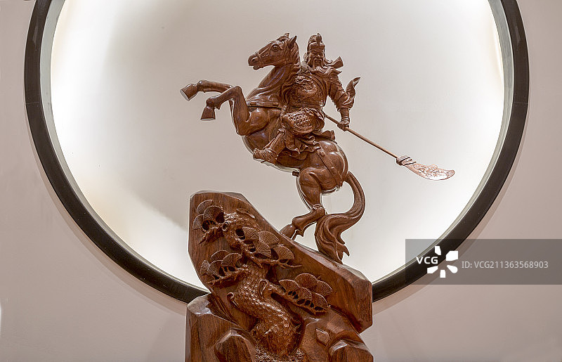 三国英雄人物关羽木刻像图片素材