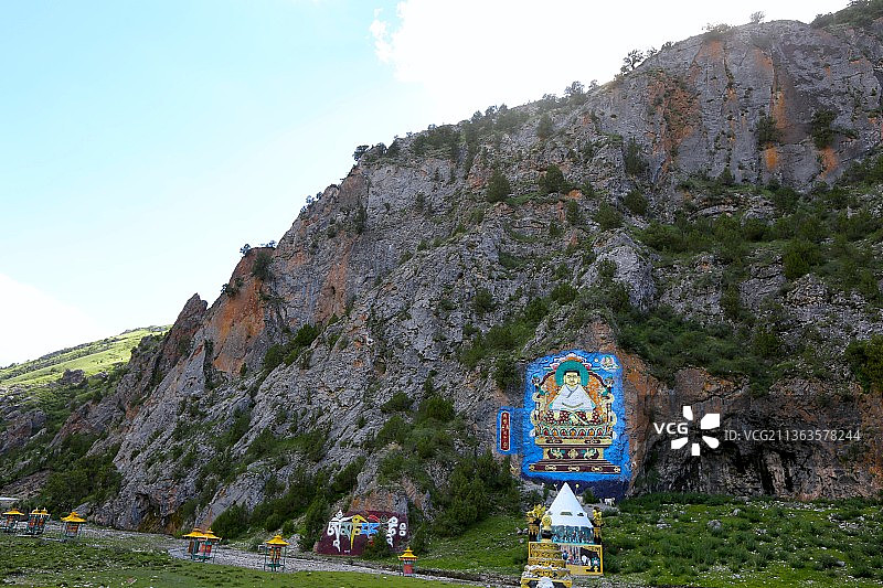 岩石上的佛像图片素材