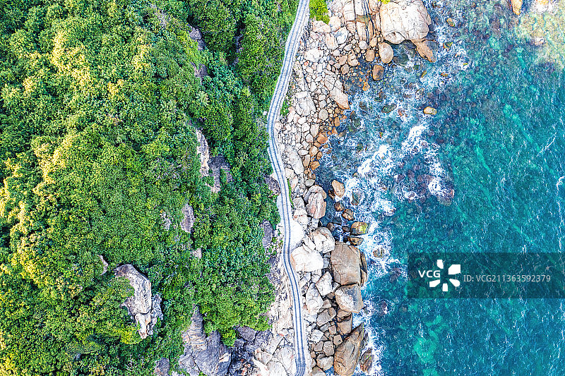 海南岛三亚市海棠区蜈支洲岛悬崖边环岛公路图片素材