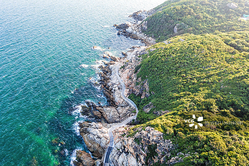 海南岛三亚市海棠区蜈支洲岛悬崖边环岛公路图片素材