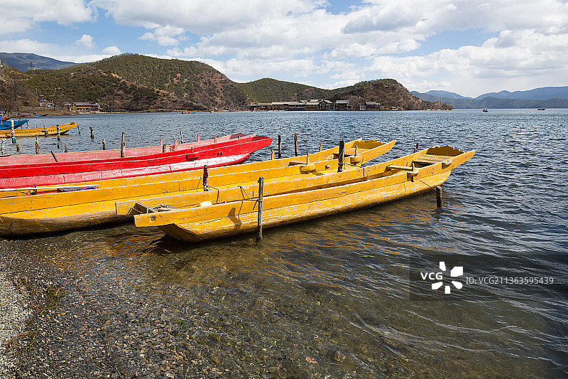 泸沽湖里格半岛的渔船图片素材