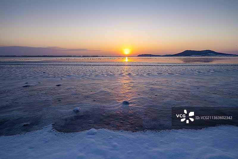 日现冰雪天鹅湖图片素材