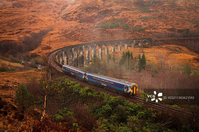 现代的霍格沃兹列车在格伦芬南大桥图片素材