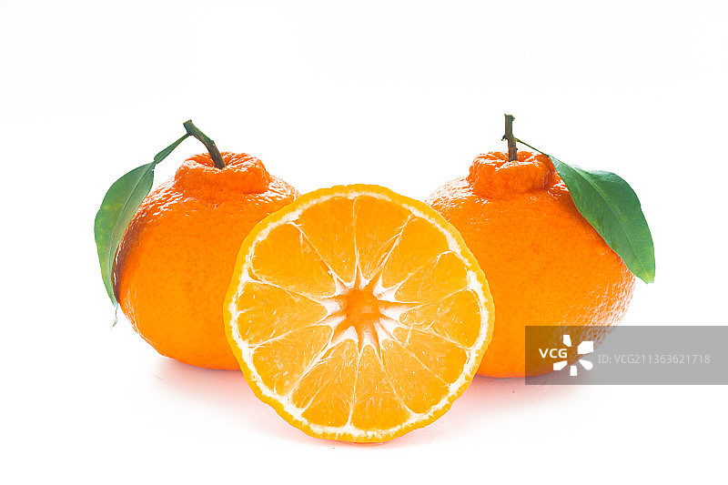 白色背景中切开的丑橘特写图片素材