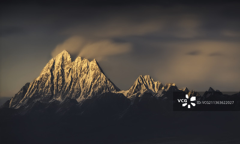 亚拉雪山图片素材