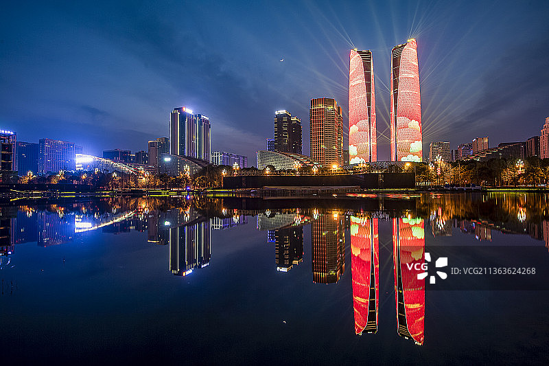 成都天府国际金融中心灯光秀图片素材