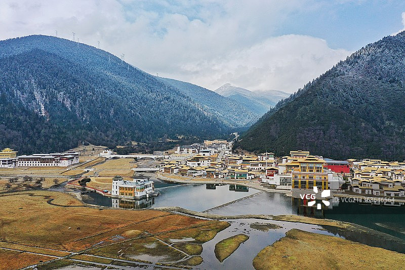 航拍视角下的林芝鲁朗小镇图片素材