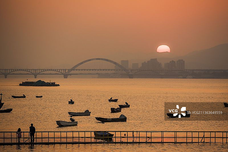 钱塘江边的父女图片素材