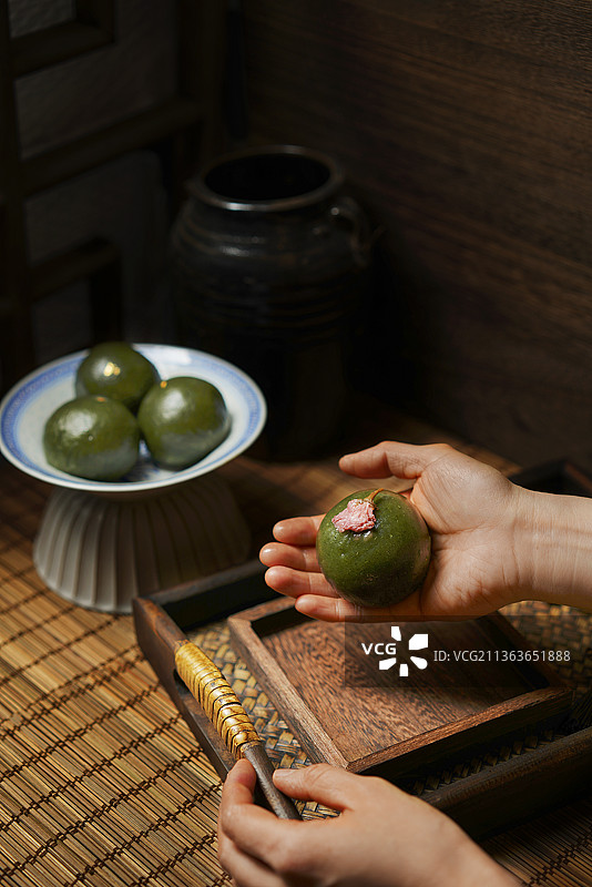 手里拿着的青团图片素材