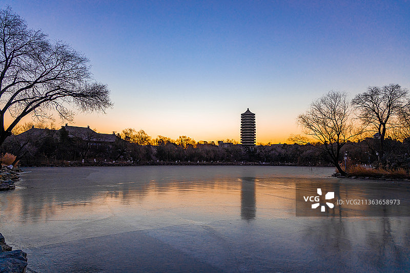 冬天晨曦中结冰如镜的北京大学未名湖与博雅塔图片素材