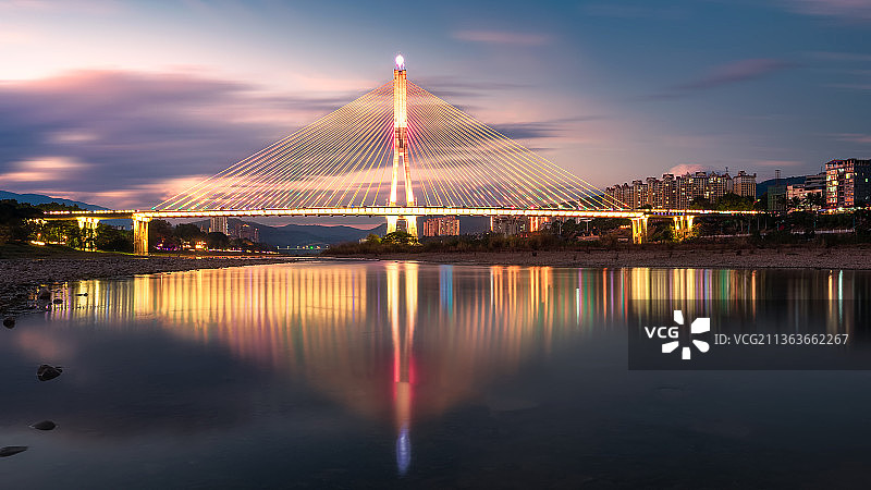 霓虹版纳桥图片素材