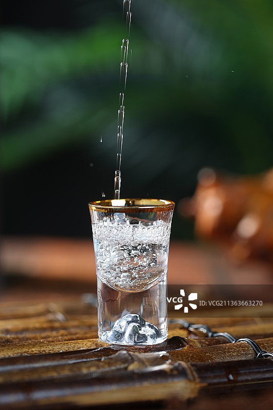 倒白酒特写酒花特写图片素材