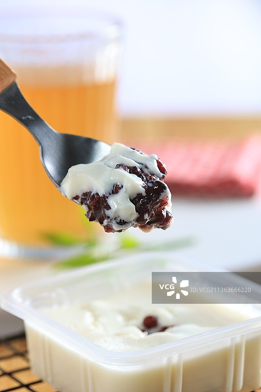 双皮奶舀起来特写图片素材