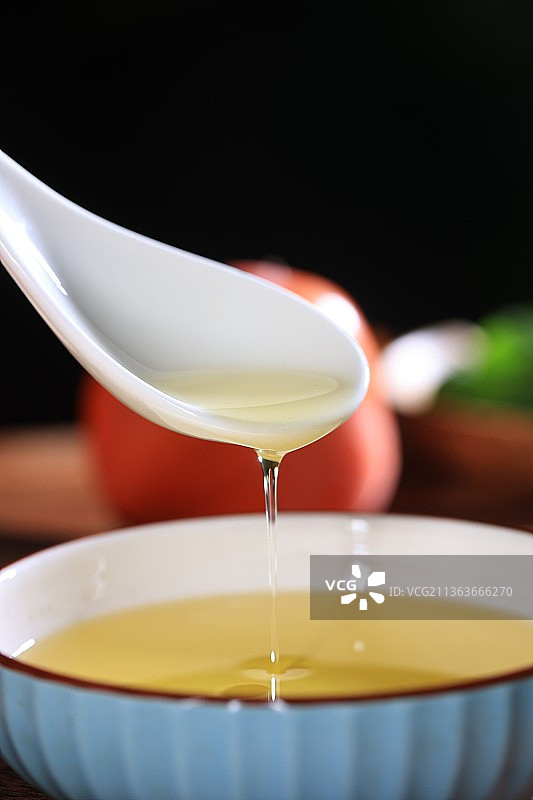 植物油舀起来特写图片素材