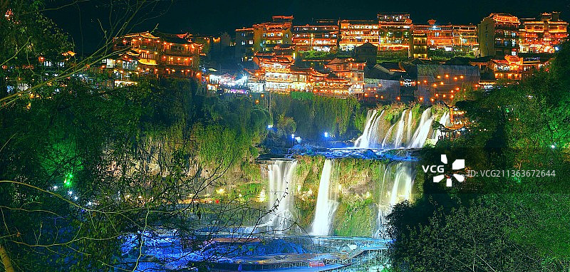 悬崖上的小镇图片素材