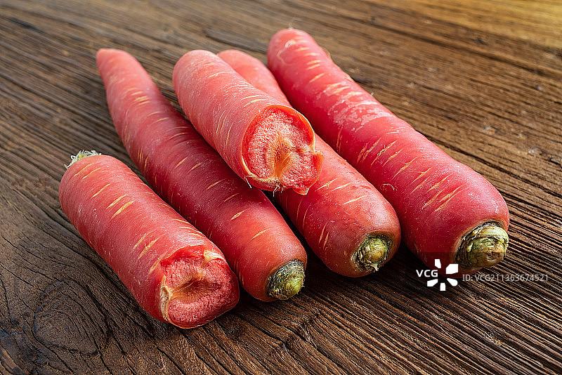 细长红色胡萝卜图片素材