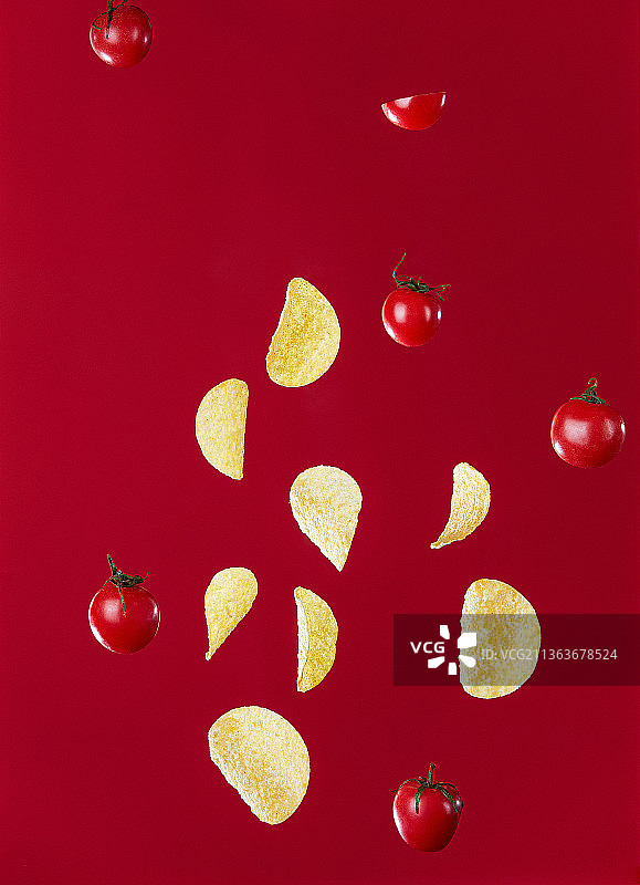 悬浮着的番茄薯片图片素材