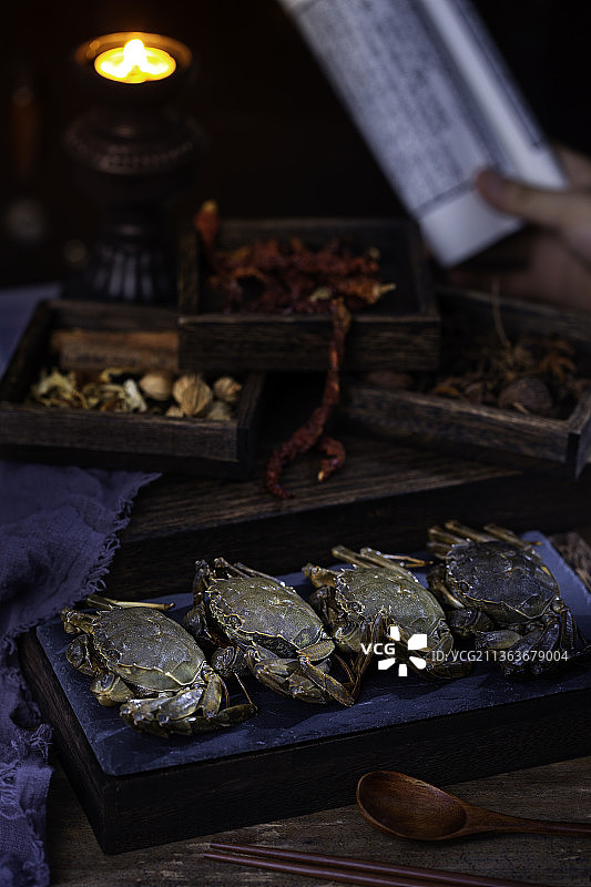 中国风布景暗调螃蟹特写水产类有手图片素材