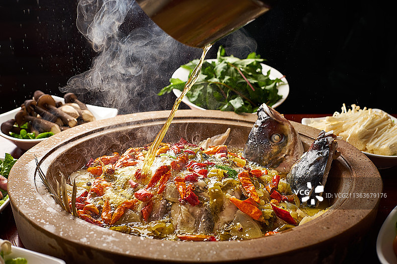 湘菜石锅蒸鱼图片素材