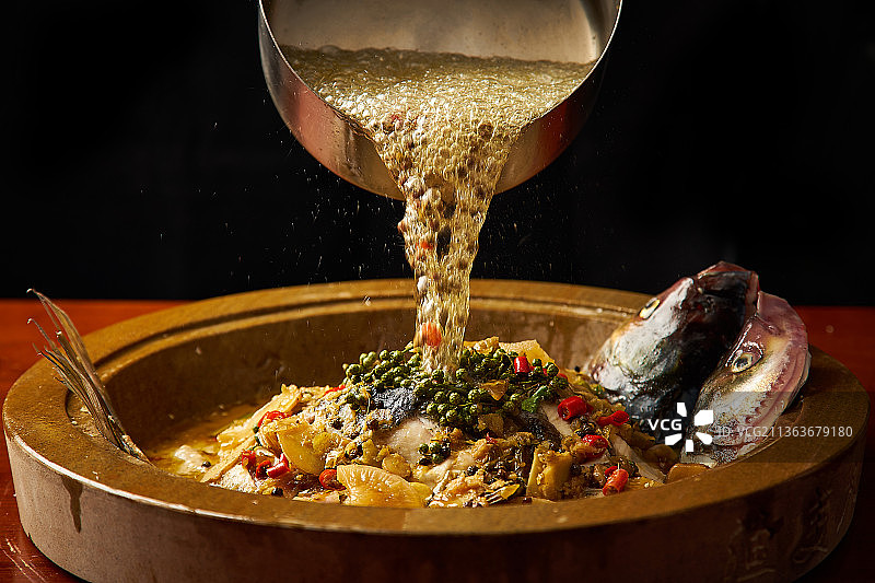 湘菜石锅蒸鱼图片素材
