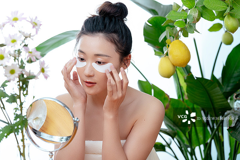 美女在敷面膜图片素材