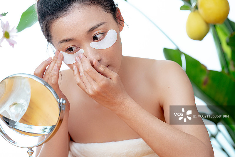 美女在敷面膜图片素材