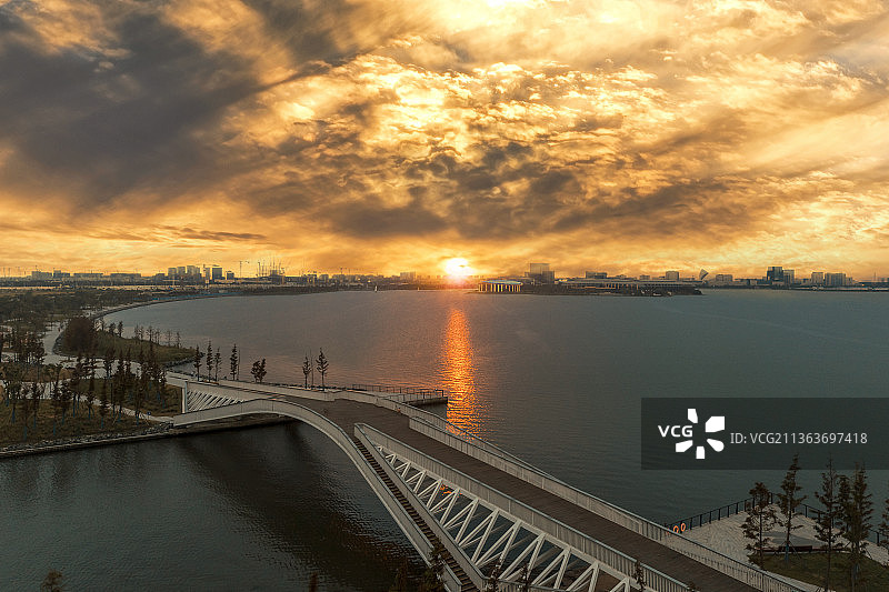 中国上海市浦东新区临港新城滴水湖景区晚霞图片素材