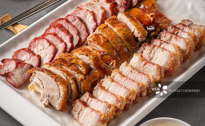 叉烧，烧鸭和脆皮烧肉的烧腊拼盘图片素材