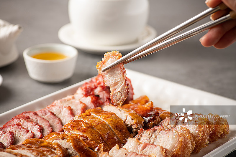 叉烧，烧鸭和脆皮烧肉的烧腊拼盘图片素材