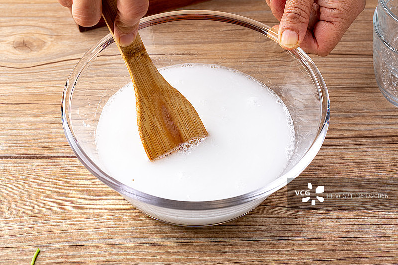 豌豆粉制作凉粉图片素材