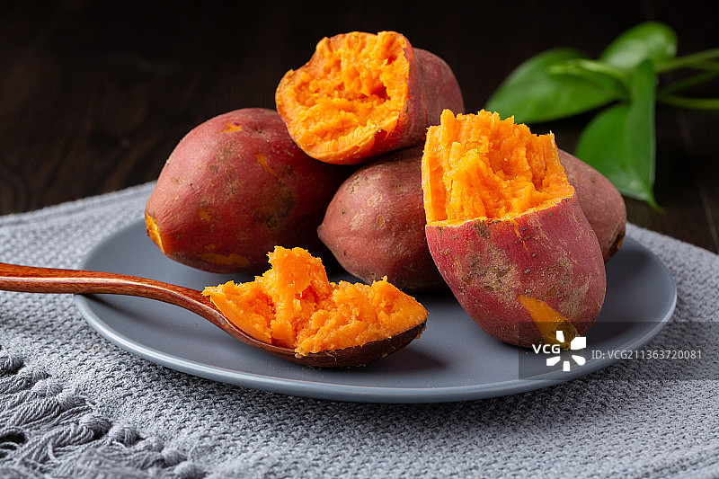 蒸熟的西瓜红红薯图片素材