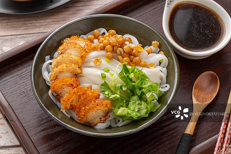 脆皮五花肉干捞河粉图片素材