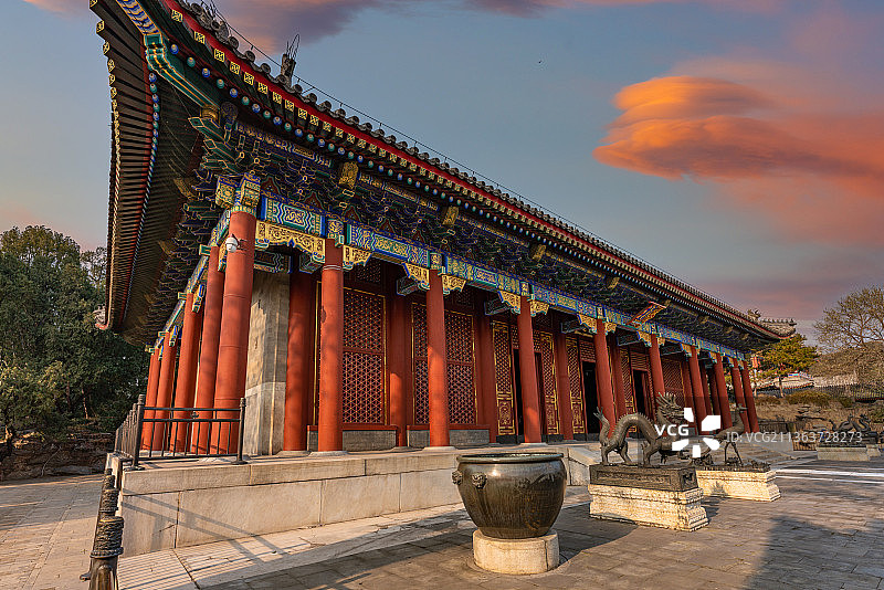 夕阳晚霞中的北京颐和园仁寿殿图片素材
