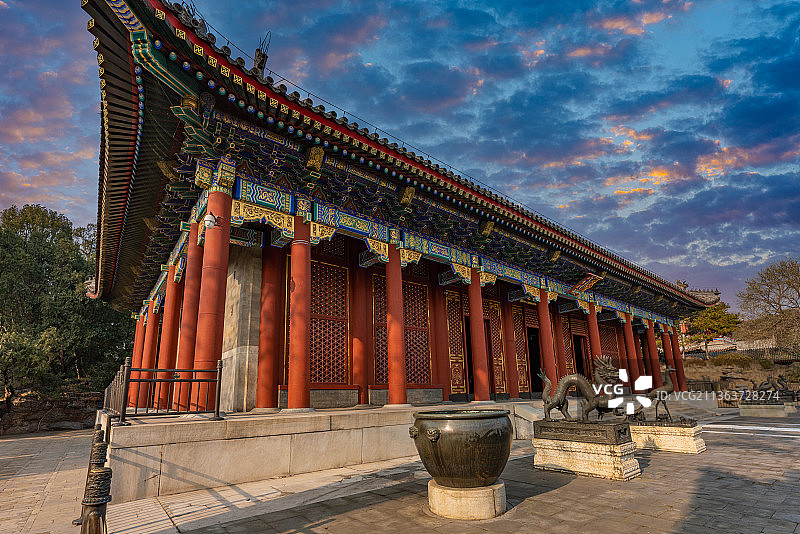 夕阳晚霞中的北京颐和园仁寿殿图片素材