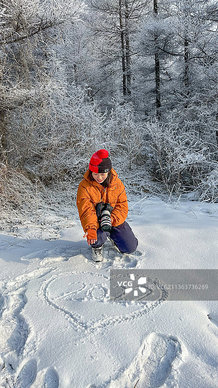 雪地里拍照的女生图片素材