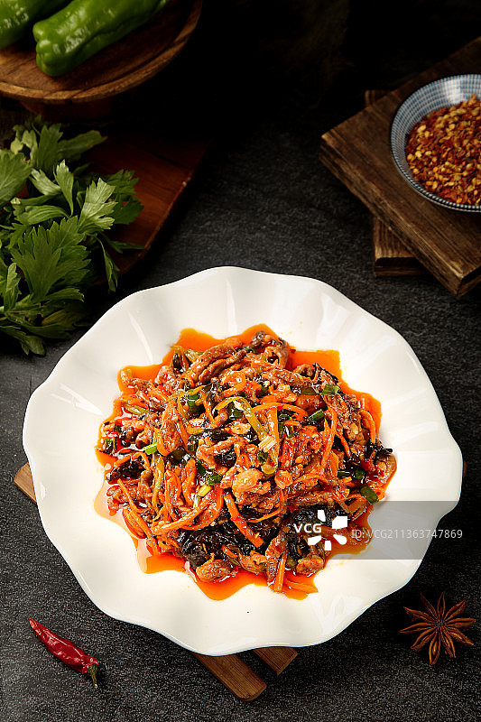 深底上放着一盘鱼香肉丝图片素材