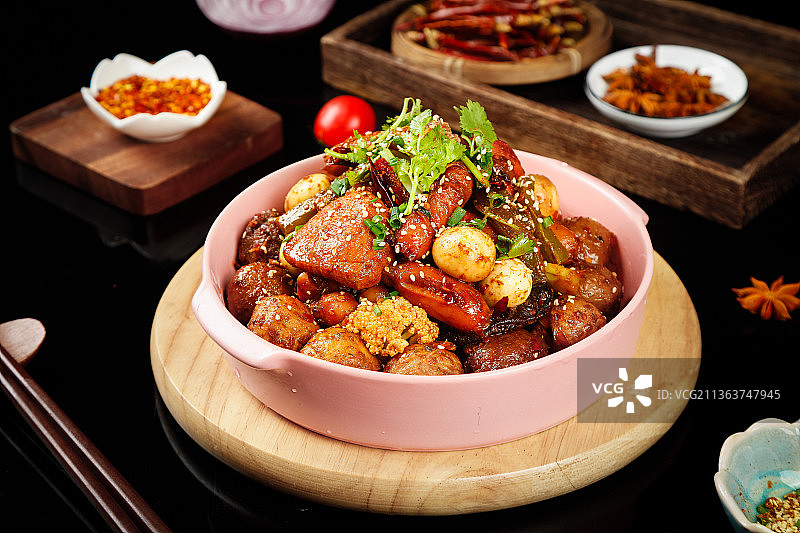 木板上放着一盘麻辣香锅图片素材